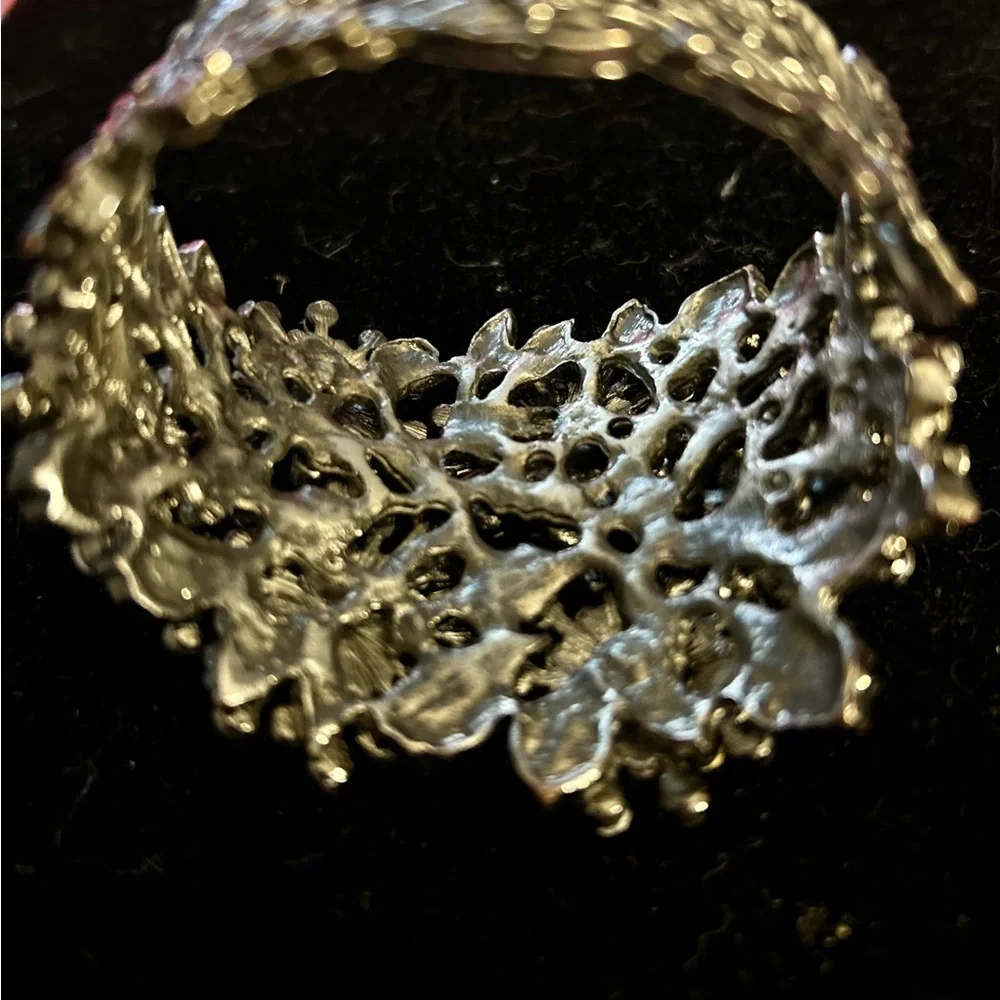 💎YIKES! I’m blinded by the bling!  Vintage Crystal BLING 🌺 Hinged Cuff Bracelet - Picture 6 of 9